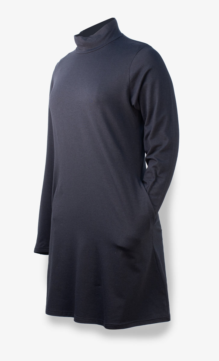 Robe col roulé avec poches pour femme, fabriquée au Québec, en tissu doux et extensible composé de Tencel, coton biologique et spandex. Mode écoresponsable.